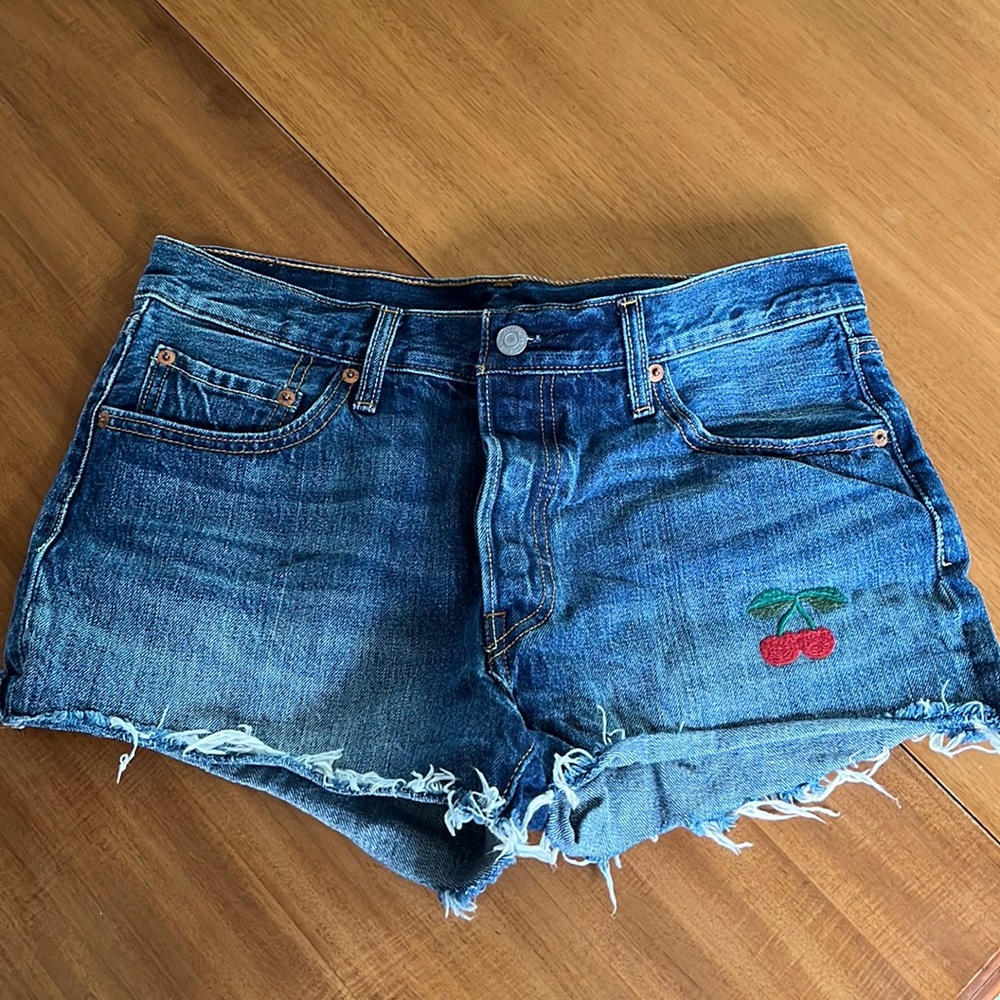 Levi’s 501 Cut Offs 🍒
